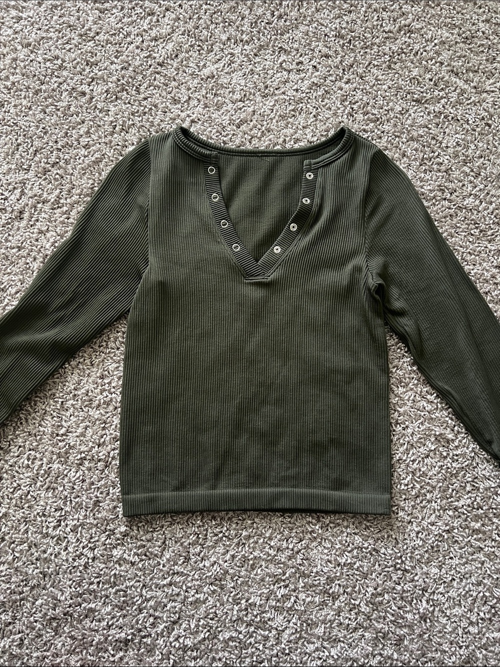 Old Navy Women's Olive Ribbed Long-Sleeve Top with Grommet V-Neck